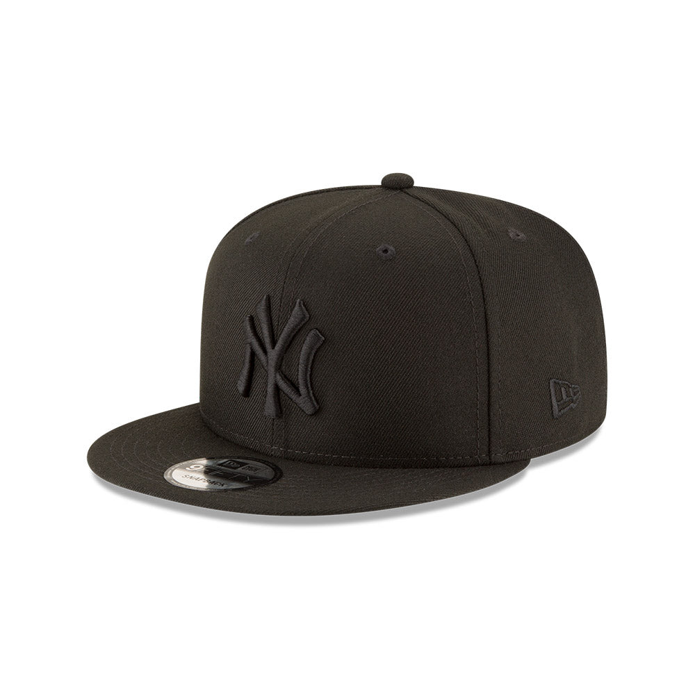 New York Yankees New Era Black on Black 9FIFTY Snapback Hat product image 1, provided for visual reference and product