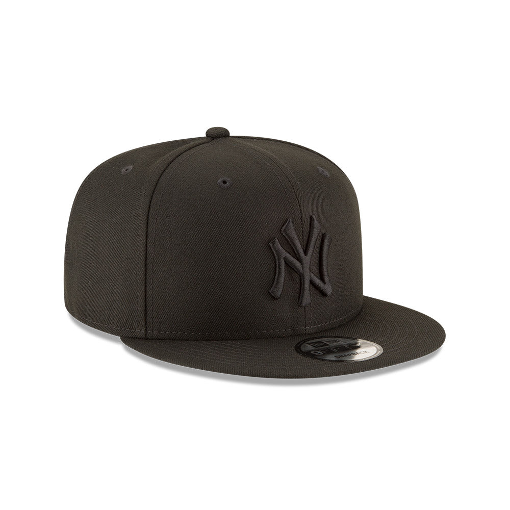 New York Yankees New Era Black on Black 9FIFTY Snapback Hat product image 3, provided for visual reference and product