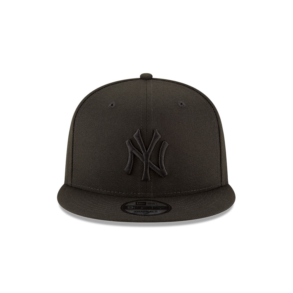 New York Yankees New Era Black on Black 9FIFTY Snapback Hat product image 2, provided for visual reference and product